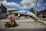 Un edificio derrumbado tras un terremoto de magnitud 7.7 en Borong, Manggarai Oriental