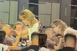 Jimin le regaló su llavero y le dio un beso en la mejilla a una niña invitada al concierto de BTS