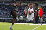Neymar se quedó con la mano estirada.