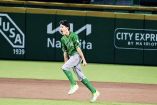 Jesús Solís recorre las bases y celebra el cuadrangular con el que México empató el juego ante República Dominicana, antes de completar la remontada que le dio el título de la Serie del Caribe Kids.
