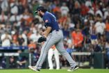 Andrés Muñoz retiró la novena entrada ante Houston y llegó a los 100 salvamentos en Grandes Ligas.