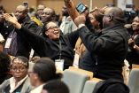 Partidarios del presidente electo de Zambia, Hakainde Hichilema, celebran su victoria tras el anuncio de la Comisión Electoral de Zambia en Lusaka, el 18 de agosto de 2026.