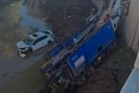 Un tráiler tipo nodriza cargado con ocho automóviles cayó a un barranco de aproximadamente 10 metros de profundidad.
