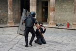 Policía detiene a un joven durante protestas en Morelia, mientras la Fiscalía analiza un posible perdón legal para Raúl Meza.