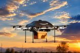 Un dron de Amazon equipado para reparto aéreo transporta un paquete bajo el sistema Prime Air, en una imagen ilustrativa del servicio.