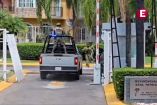 Camioneta de seguridad de la Marina mexicana con personal armado ingresando a la entrada del Residencial Real Patria en Tlaquepaque, Jalisco. Incluye cartel con dirección visible.