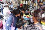 Padres de familia buscan útiles escolares en Centro de CDMX