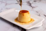 El flan de taza hecho en microondas es un postre rápido.