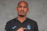 El mediocampista brasileño Fabinho posa tras su fichaje con el Trabzonspor, club de la Superliga de Turquía donde se reencontrará con Mohamed Salah.