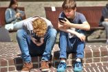 Especialistas recomiendan a madres y padres permanecer atentos a los hábitos digitales de sus hijos y buscar orientación profesional cuando identifiquen señales de alerta.