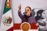 La presidenta Claudia Sheinbaum apuntando con la mano durante su conferencia de prensa matutina desde Palacio Nacional.