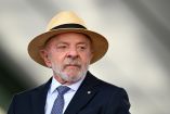 Lula da Silva viste traje y sombrero durante las celebraciones del Día del Soldado en la sede del Ejército brasileño en Brasilia.