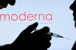 Jeringa frente al logotipo de Moderna en una ilustración sobre vacunas y tratamientos personalizados contra el cáncer.