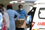 Autoridades de Pakistán trasladan un ataúd con restos de un menor tras incendio.