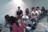 Los primeros años, con cursos presenciales basados en guías de estudio.