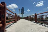 En plena luz del día, un hombre de 58 años se quitó la vida al lanzarse desde un puente peatonal de unos 15 metros de altura, en una de las principales avenidas de Matamoros.
