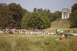 Personas congregadas en el Jardín Inglés en Múnich, Alemania ante ola de calor.