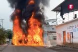 Camión envuelto en llamas bloqueando una calle durante enfrentamientos armados en Pedernales, Tacámbaro, Michoacán