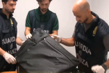 Autoridades italianas detuvieron en Roma a dos mexicanos con más de 17 kilos de metanfetamina ocultos en un doble fondo de sus maletas.
