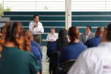 Mario Delgado, titular de la SEP, ofrece un discurso durante su gira de supervisión escolar por Michoacán, acompañado por funcionarios y maestros en una escuela.