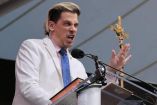 La detención ocurrió horas antes de que Kanye West se presentara en el Caesar's Superdome de Nueva Orleans, sin confirmarse si Yiannopoulos asistiría al concierto.