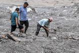 Habitantes de Nepal buscan sobrevivientes entre los escombros tras alud.