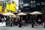Un joven aseguró que fue golpeado durante más de 10 minutos dentro del baño del bar.