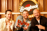Los conductores de Songbook posan con el reconocimiento Beyond Music Award, otorgado como Líder de la Conversación Musical por su trayectoria digital.