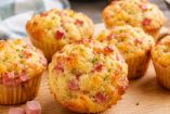 Sencillos muffins salados de jamón y queso para el desayuno o el lunch