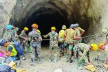 Los soldados utilizaban linternas en un gran foso que habían excavado para buscar un acceso a uno de los túneles.