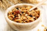 Sencilla granola casera con nueces, más saludable que la del súper