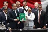 Rosa Icela Rodríguez, encargada de la política interna del país, fue recibida por una comisión de cortesía plural, quien la acompañó al interior del recinto legislativo.
