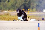 Equipo antibombas de Alemania en aeropuerto trabajando.