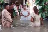Leian Lieza Galang y Gilbert Chico celebraron su boda en una iglesia inundada en Bulacán, Filipinas.