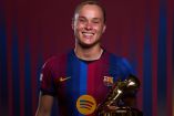 Ewa Pajor, delantera del Barça Femenil, posando sonriente con el trofeo de la Bota de Oro