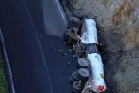 Una pipa de doble remolque volcó sobre la Carretera Federal México 2, tramo Imuris a Cananea, en Sonora, derramando mil 200 litros de ácido sulfúrico.