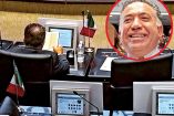 Enrique Inzunza leyendo e ignorando la sesión en el Senado.