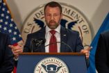 El avión de la Guardia Costera que trasladaba a Markwayne Mullin aterrizó de emergencia en Washington tras perder un motor.