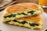 Delicioso piadini de claras con espinaca al estilo de tu cafetería favorita