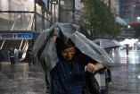 Por otro lado diversos sistemas atmosféricos favorecerán lluvias intensas, fuertes vientos y temperaturas de hasta 45 grados Celsius en distintas regiones de México.