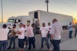 Un grupo de traileros de transporte de carga bloqueó este jueves la garita comercial entre Mexicali y Calexico, California.