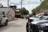 Vehículos de seguridad y personal de autoridades se concentran en una calle de Nogales, Sonora, durante un operativo fronterizo.