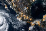 Imagen satelital de México con el huracán Marie frente al Pacífico y zonas de tormentas marcadas en naranja sobre el territorio nacional.