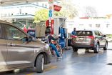 Automovilistas y motociclista cargando gasolina en México.