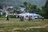 Helicóptero de rescate en zona de deslave en Nepal.