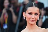 Nina Dobrev vivió un inesperado momento durante su paso por la alfombra roja de Venecia.