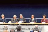 El rector de la UNAM, Leonardo Lomelí (en medio), y expertos que analizaron examen presencial.