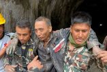 Ciudadano chino rescatado del deslave en Nepal por miembros del ejército.