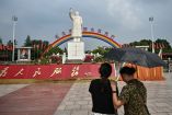 Imágenes muestran estatuas, murales y recuerdos de Mao Zedong en Nanjie y otras localidades de China vinculadas a la era maoísta.