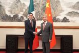 Fotografía de cuerpo entero del Secretario de Relaciones Exteriores de México, Roberto Velasco, y el Ministro de Relaciones Exteriores de China, Wang Yi, dándose un apretón de manos formal en el Gran Salón del Pueblo en Pekín.